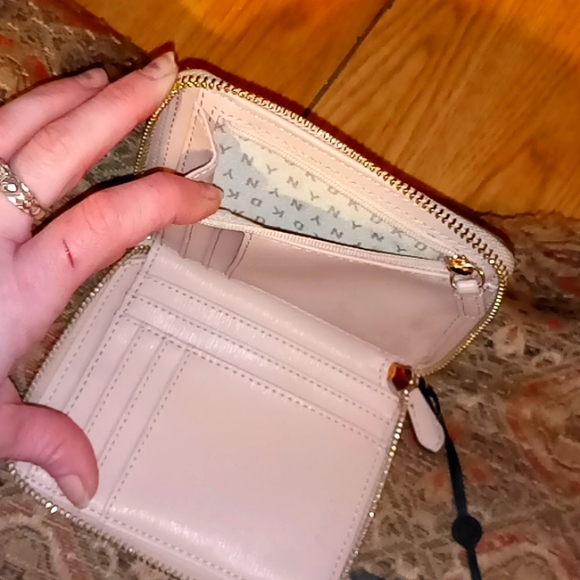 DKNY Wallet - Picture 4 of 5